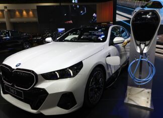 Războiul electricelor: BMW accelerează vânzările, Mercedes pierde teren în fața ofensivei chinezilor de la BYD