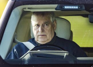 Prințul decăzut Andrew, din nou în dosarele Epstein. Imagini recent publicate îl arată în patru labe deasupra unei femei – FOTO