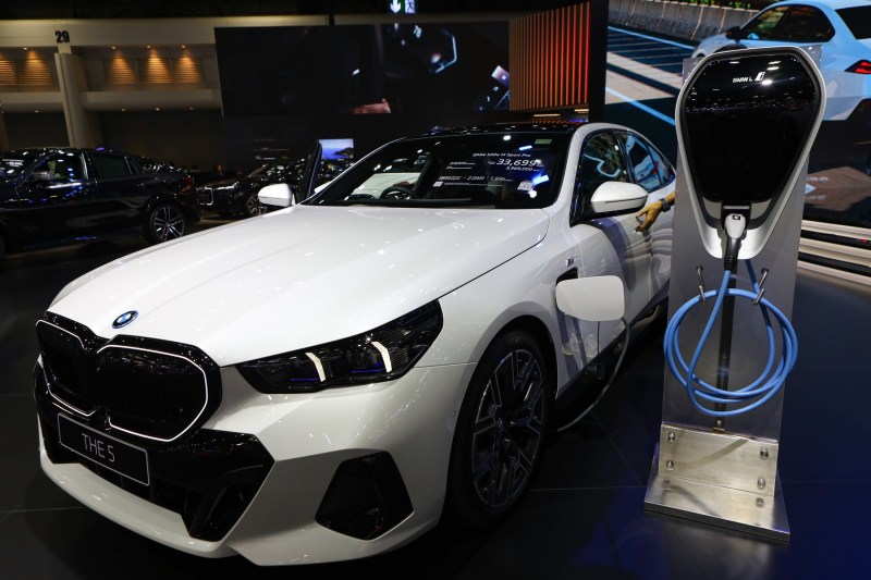 Războiul electricelor: BMW accelerează vânzările, Mercedes pierde teren în fața ofensivei chinezilor de la BYD