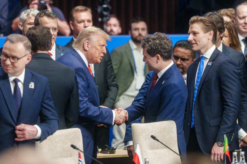 Nicușor Dan și Donald Trump își strâng mâna la summitul NATO de la Haga din iunie 2025 Foto: Administrația Prezidențială