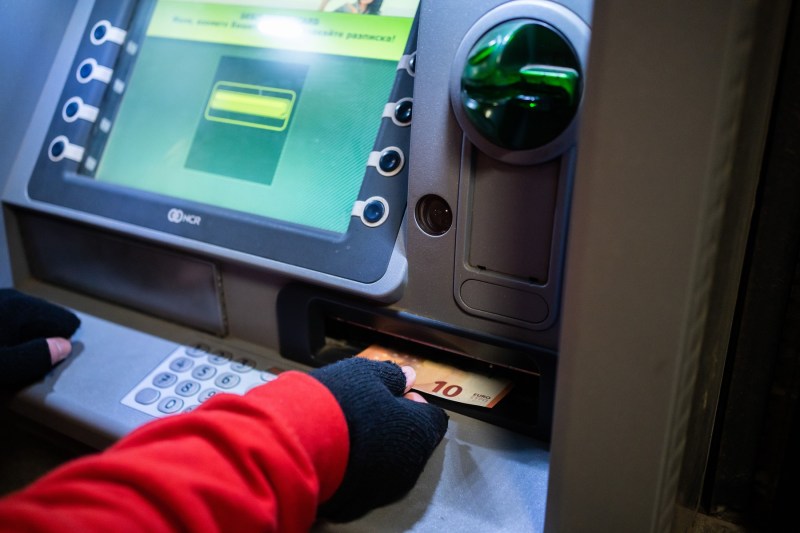 Trecerea la euro a Bulgariei: scumpiri peste așteptări la saloanele de coafură și construcții. Bulgarii au retras 18 milioane de euro din bancomate în primele 48 de ore