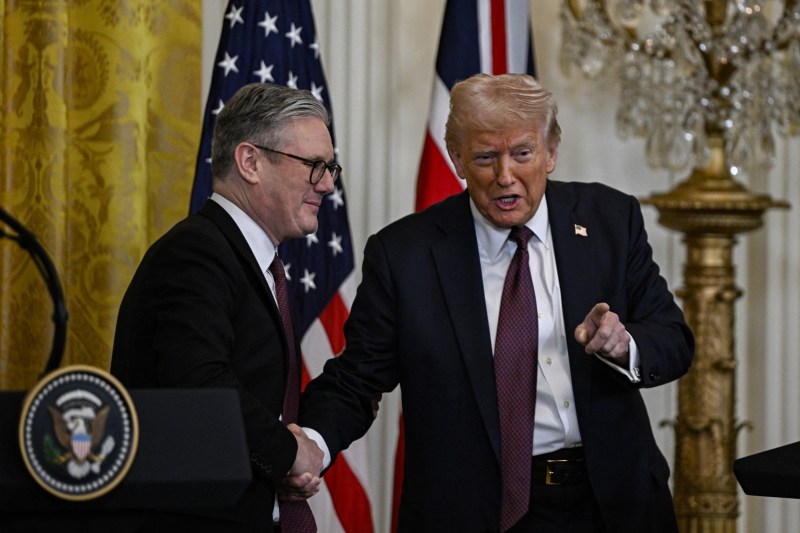 Trump revine asupra declarațiilor condamnate de premierul Keir Starmer. Mesaj la superlativ despre soldații britanici