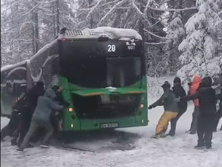 Autobuz împotmolit în zăpadă pe drumul spre Poiana Brașov / Foto: Captură video Radio România Brașov