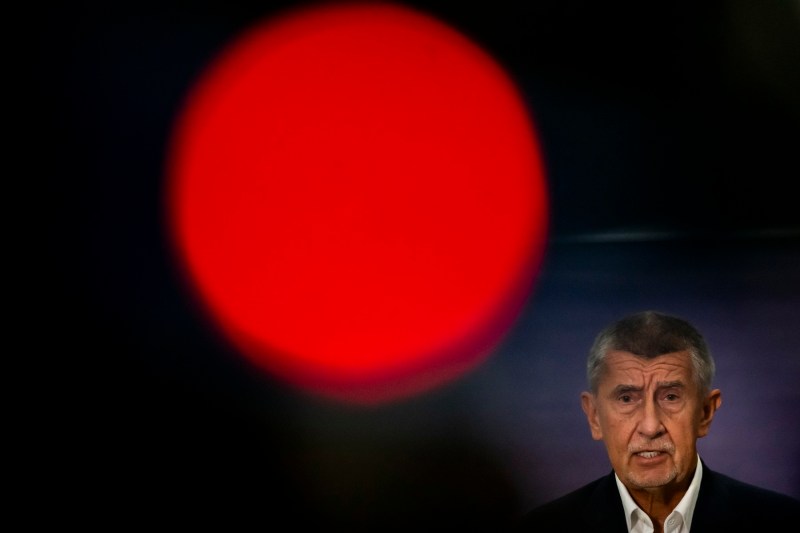 VIDEO Premierul Cehiei, ironizat după ce a cumpărat un glob pământesc scump ca să vadă unde este Groenlanda