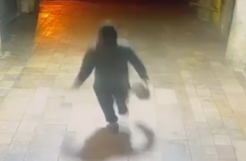 VIDEO Tâlhărie de 3.000 de lei în Capitală. Suspectul, filmat în timp ce fugea cu geanta smulsă unei femei, a fost reținut