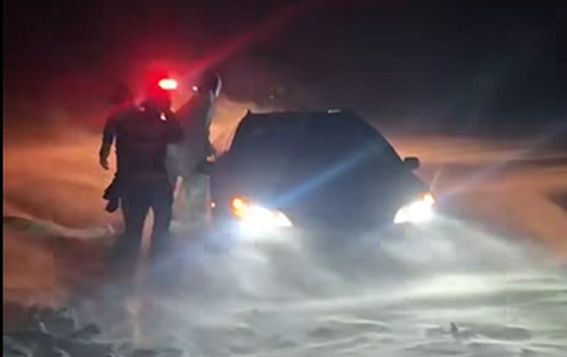 VIDEO Zece persoane, inclusiv trei copii, blocate cu mașinile în nămeți pe drumurile din Botoșani