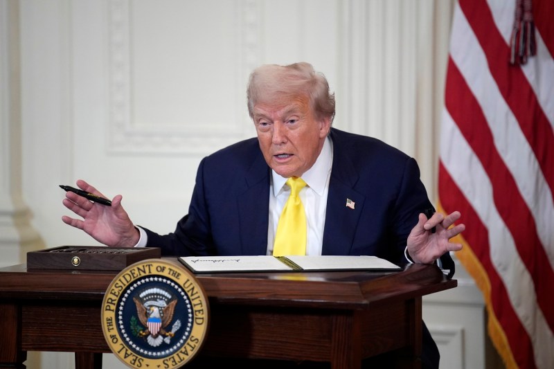 Administrația Trump pune la cale un plan prin care angajații federali dați afară să nu mai poată contesta concedierea