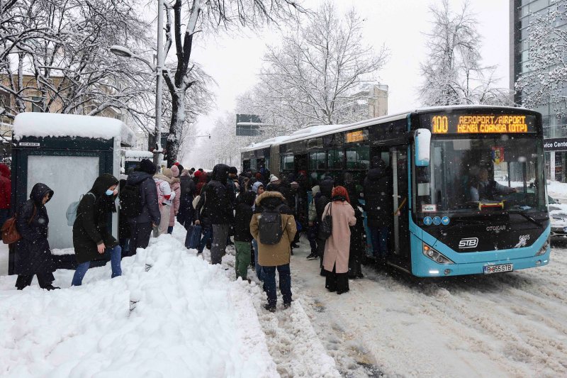 Amenzi de sute de mii de lei pentru locuri nedeszăpezite din Capitală. „Prima bandă de circulație este și acum blocată” / Apelul lui Ciucu
