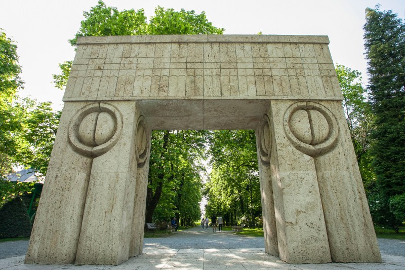 Bancă distrusă din Ansamblul Brâncuși, în apropiere de Poarta Sărutului. Poliția face cercetări într-un dosar de distrugere