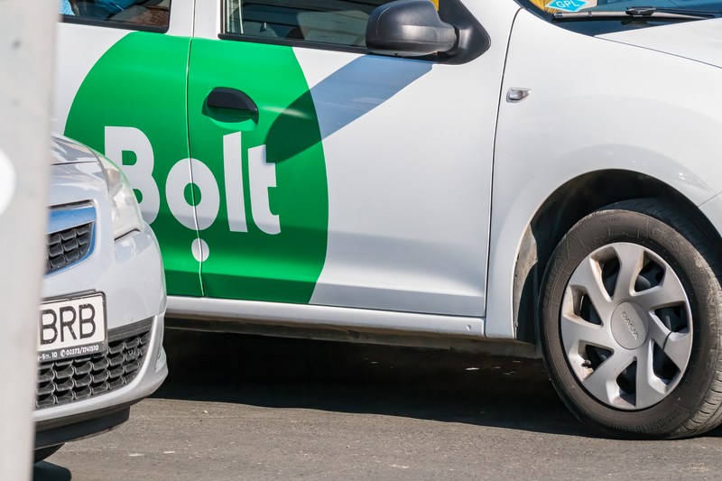 Ce le răspunde Bolt taximetriștilor care spun că șoferii de ridesharing au invadat Bucureștiul. „Procent redus de mașini cu numere din alte județe”. Restricțiile teritoriale cerute de taximetriști „vor afecta locuri de muncă”