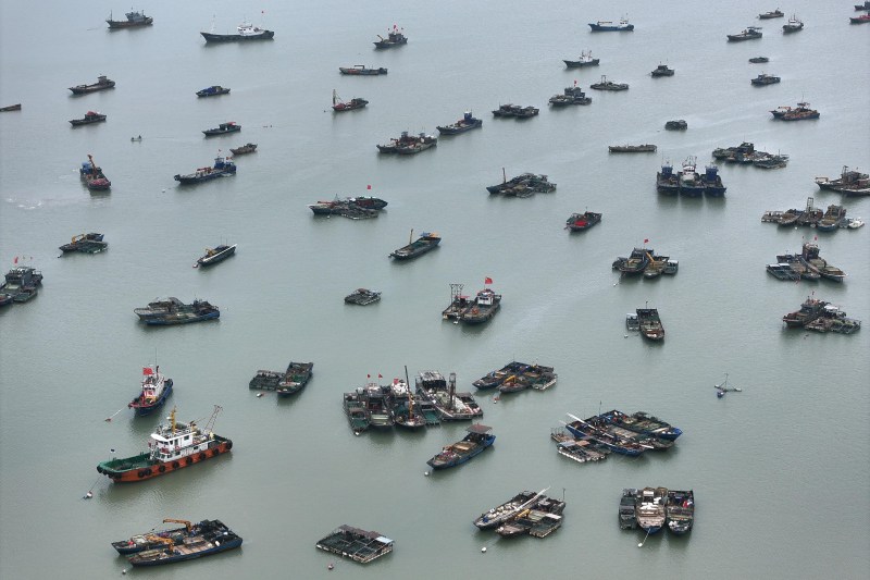 China trimite mii de bărci de pescuit în largul coastelor Japoniei, dar acestea nu par să fie acolo pentru pește