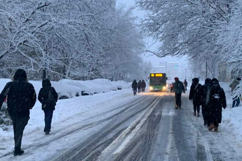 Așa arăta un drum din București azi dimineață, după viscol de noaptea trecută |Foto: Facebook - Sindicatul Transportatorilor din Bucuresti