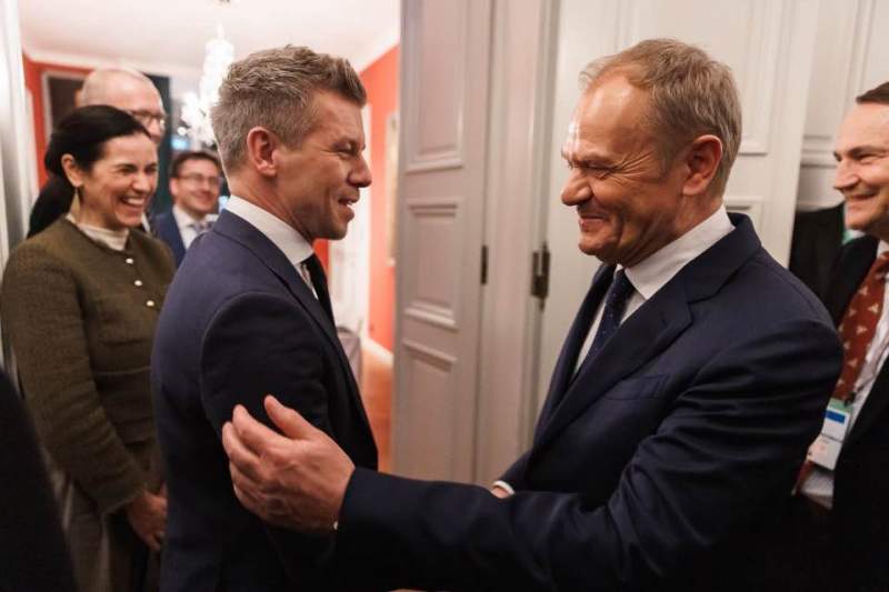 „Doar o coincidență de nume”. Dialog amuzant între premierul polonez și liderul opoziției ungare – VIDEO