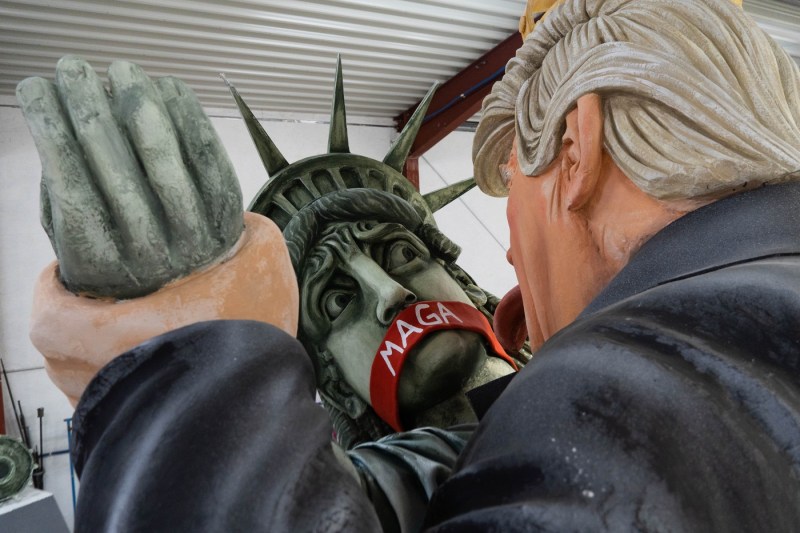 FOTO Donald Trump, fără pantaloni și dansând cu o Statuie a Libertății îngrozită – figură de carnaval în Germania