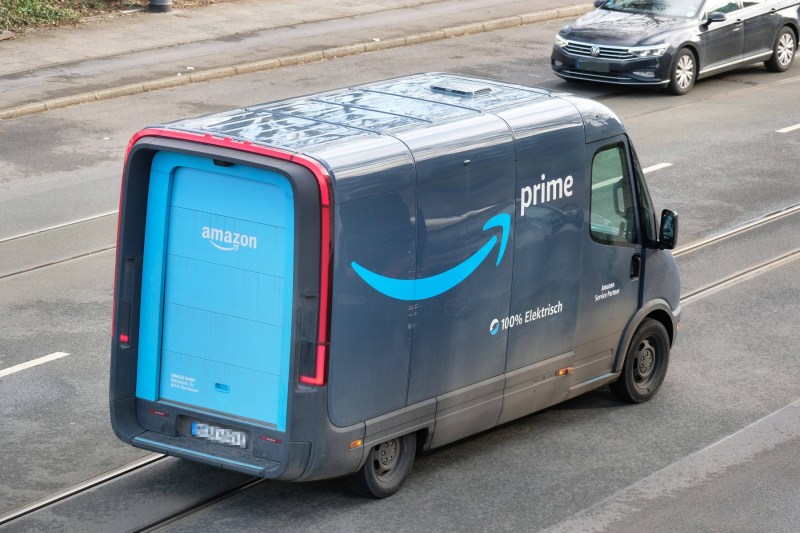 FOTO Un livrator care n-a ridicat privirea din GPS a rămas fără camionetă după ce a intrat pe „cea mai mortală potecă” din Marea Britanie