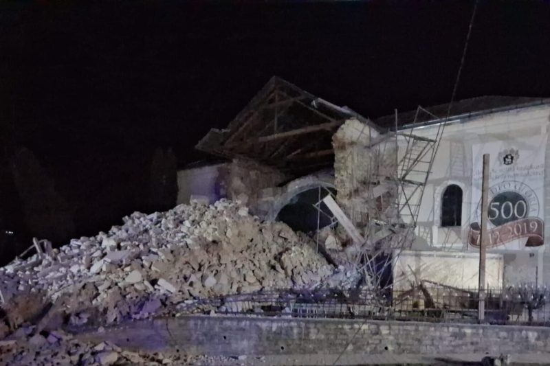 FOTO / VIDEO O biserică s-a prăbușit parțial în județul Sălaj. O polițistă a fost rănită / Echipele de intervenție caută posibile victime sub dărâmături