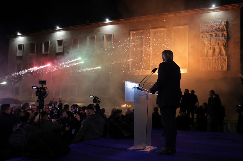 FOTO/VIDEO Violențe la un protest al opoziției albaneze. Demonstranții au aruncat cu materiale pirotehnice spre biroul premierului