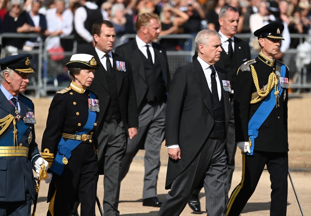 Andrew (al treilea de la stânga la dreapta), căruia i-a fost retras titlul de prinț, alături de frații săi: regele Charles, prințesa Anne și prințul Edward, la funeraliile reginei Elisabeta a II-a Foto: Profimedia