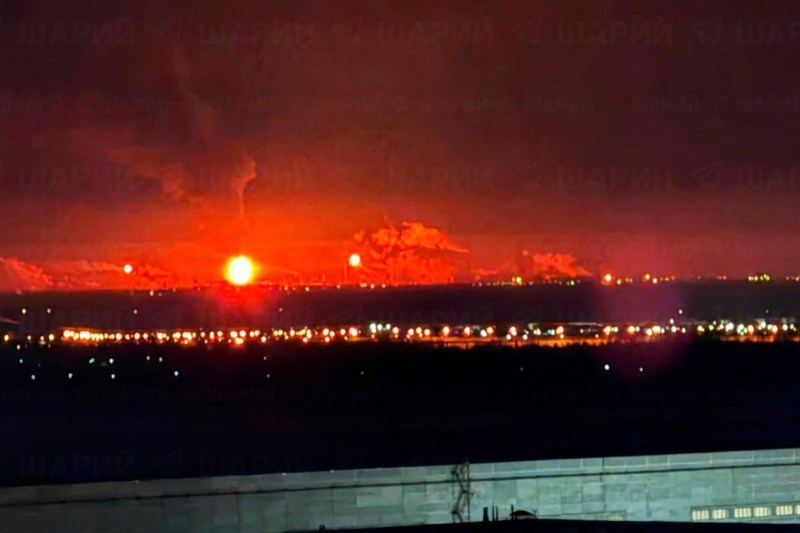 Incendiu la o bază militară din Rusia după un bombardament. Oficialii spun că au respins un atac cu rachete