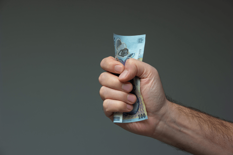 Medic din Iași, trimis în judecată după ce a luat șpagă 100 de lei și 200 de lei. Și cei doi pacienţi vor fi judecați, pentru dare de mită