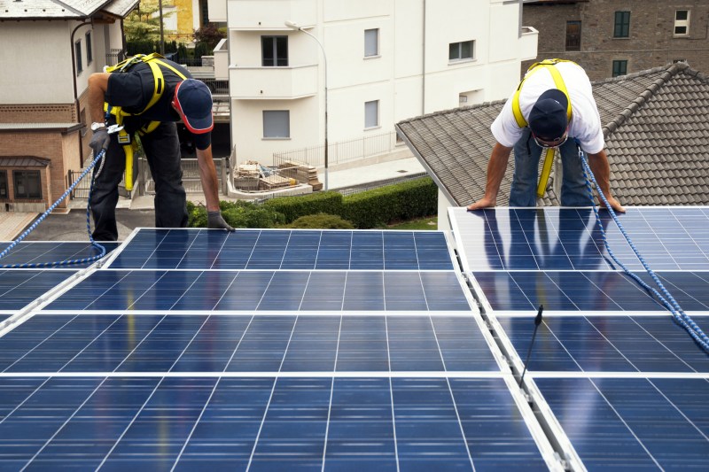 Montare panouri solare. Foto: Aprescindere | Dreamstime.com