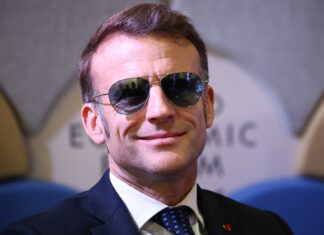 După un pictorial pe jet-ski, Emmanuel Macron este pus la zid. „Când țara arde, președintele se distrează”