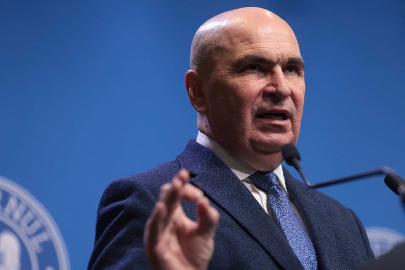 Reacția premierului Bolojan dupa ce un cunoscut profesor universitar și-a rupt diploma de doctor, în direct la TV: „Nu de diplome ducem lipsă”