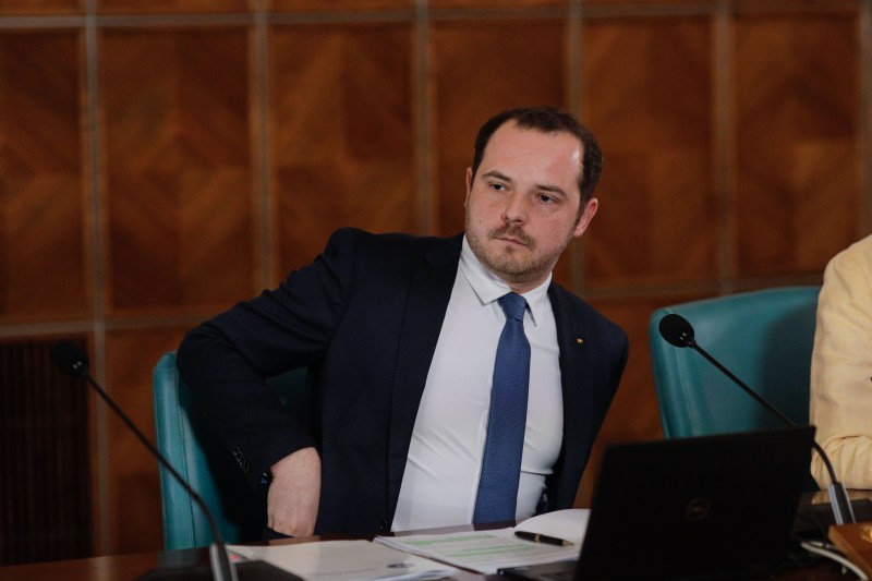 Reacții din PNL și USR după ce Rogobete a anunțat pe Facebook că a mobilizat 6 spitale pentru avionul întors din drum: „Cred că e mai bine să fim pregătiți” vs „Ce legătură are Ministerul Sănătății cu avionul care era deasupra Bucureștiului?”