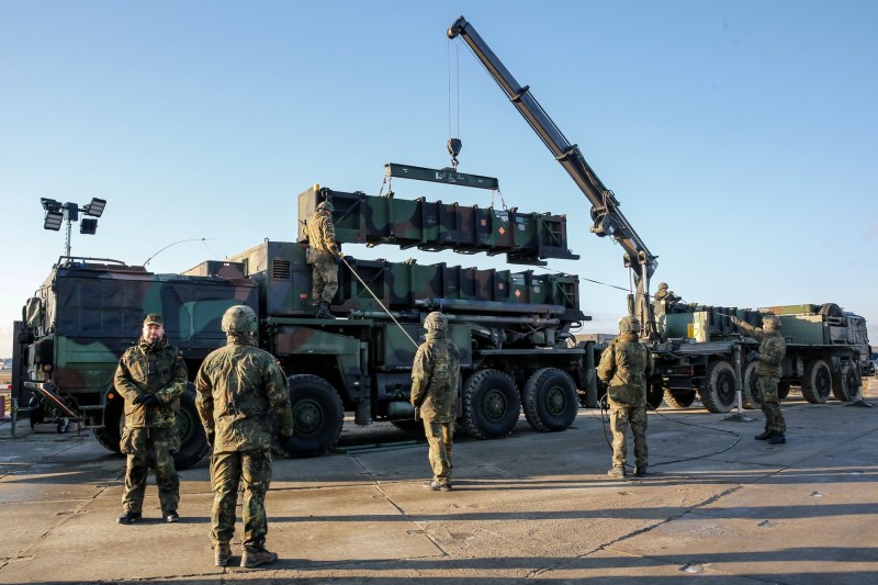 Rutte îi îndeamnă pe aliații NATO să scotocească în propriul arsenal după noi arme pentru Ucraina