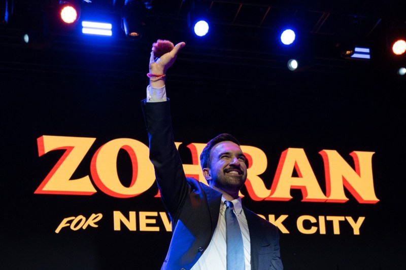 Taxe mai mari pentru milionarii din New York. Primarul spune că orașul este „pe marginea prăpastiei”