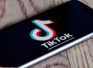 „Ești monitorizat de AI toată ziua”. O fostă angajată TikTok acuză compania de intimidare și hărțuire