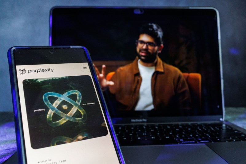 Una dintre marile companii din domeniul AI renunță la ideea de a integra reclame în răspunsurile date de chatbot: „Utilizatorul ar pune totul la îndoială”