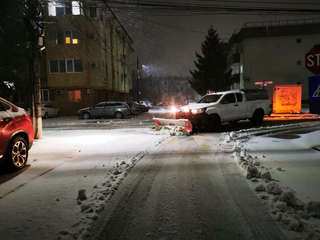 Utilaje de deszăpezire, pe străzile din Popești-Leordeni, oraș din județul Ilfov, aflat sub cod portocaliu de viscol. București și alte 11 județe sunt și ele vizate de alertă meteo Foto: HotNews