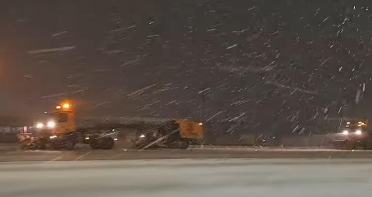 VIDEO Trafic aerian „în condiții de iarnă” la București. „Va duce, inevitabil, la întârzieri”