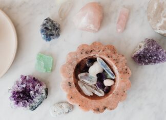 Pietrele semiprețioase și impactul lor asupra sănătății mintale: un ghid practic Pietrele semiprețioase și impactul lor asupra sănătății mintale: un ghid practic