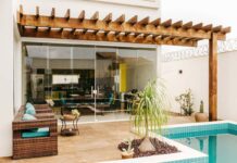 Idei de amenajări cu deck din lemn exotic pentru spații de relaxare