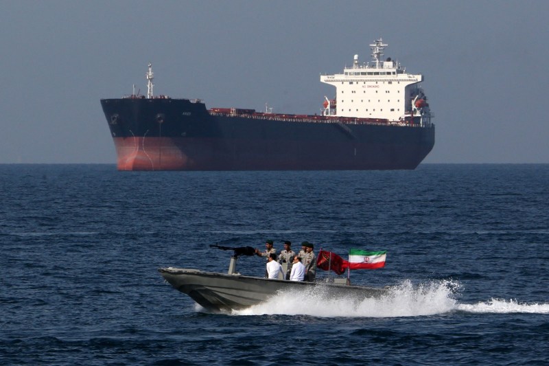 Un petrolier arde în Strâmtoarea Hormuz, după ce a fost lovit de drone, anunță Garda Revoluționară Iraniană