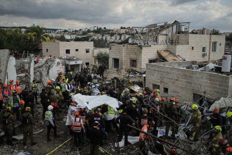 VIDEO Riposta Iranului: opt oameni au murit duminică în Israel într-un atac cu rachetă / Trei oameni uciși în UAE și unul în Kuwait / Zeci de răniți, sute de rachete și drone lansate