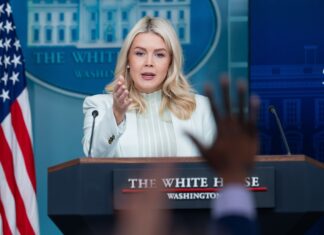 Donald Trump anunță plecarea purtătoarei sale de cuvânt, Karoline Leavitt, cea mai tânără secretară de presă din istoria Casei Albe