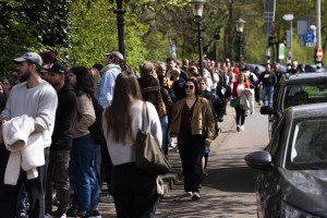 Coadă la o secție de votare din Haga pentru alegerile parlamentare din Ungaria Foto: Profimedia