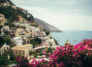 Adio, troler pe piatră cubică! TOP 5 porturi magice unde marea îți aduce Italia direct la fereastră Adio, troler pe piatră cubică! TOP 5 porturi magice unde marea îți aduce Italia direct la fereastră