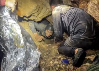 Salvare miraculoasă de sub pământ. Mai mulți căutători de aur blocați într-o peșteră inundată au fost recuperați de o echipă internațională de scafandri
