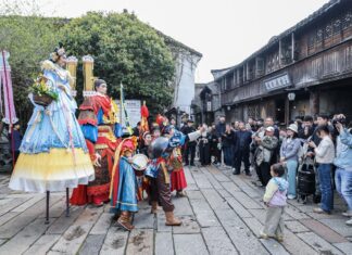 China și-a modificat sistemul „hukou” care împarte populația în două categorii distincte