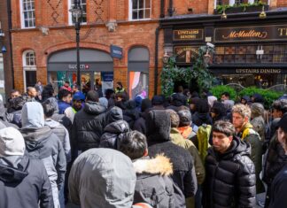 Lansarea unor ceasuri Swatch a degenerat în haos în Europa și la New York. Poliția a folosit gaze lacrimogene în fața unui magazin de lângă Paris