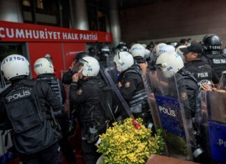 VIDEO Liderii opoziției din Turcia, alungați din propriul sediu de partid. Intervenție în forță a poliției