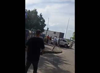 Șoferul de TIR care a lovit 8 mașini și un autobuz în Constanța a primit spray lacrimogen și picioare din partea polițiștilor. Imagini cu intervenția, ce spune șeful poliției locale