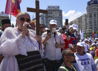 Diana Șoșoacă, în fruntea „Marșului Normalității” de la București. Participanții au purtat cruci, icoane și pancarte cu mesaje anti-LGBT. În Capitală urmează și Bucharest Pride