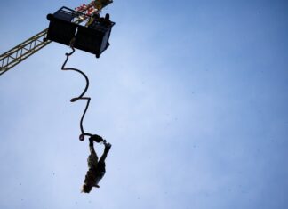 Tragedie la bungee jumping: instructorii au uitat să-i ataşeze coarda de siguranţă. Totul a fost filmat