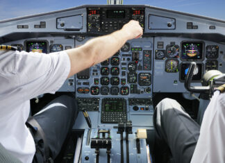 Un pilot e acuzat că a zburat 17 ani, fără să aibă acest drept. „Scenariu de film” la o mare companie aeriană
