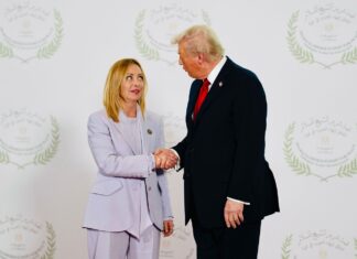 Trump insistă că Meloni s-a rugat de el pentru o poză la summitul G7. „Popularitatea ei în Italia este la pământ”